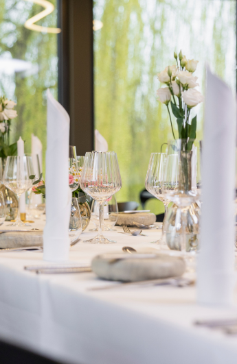 Bildausschnitt einer schön gedeckten Tafel für zum Beispiel eine Hochzeit oder eine private Feier bei Savoro