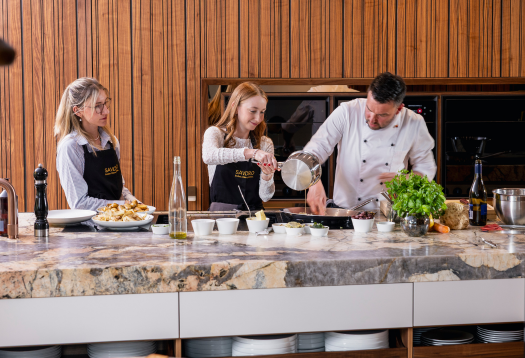 Gemeinsames Kochen bei einem Teamkochevent bei Savoro