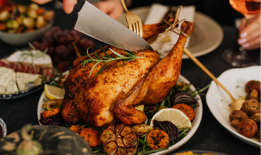 Auf diesem Bild sieht man einen Truthahn bei einem typisch amerikanischen Thanksgiving Dinner